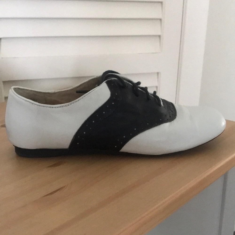 Saddle shoes